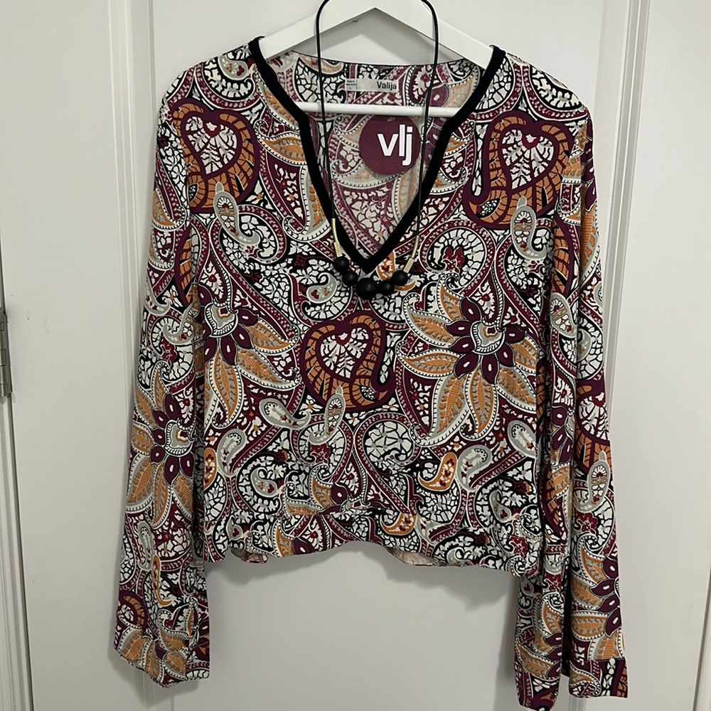 Valija long bell sleeve top.